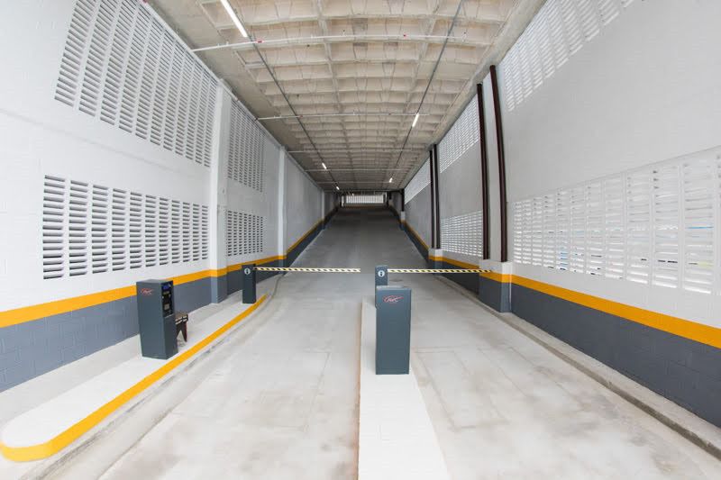 Entrada do estacionamento Porto Park com vagas cobertas